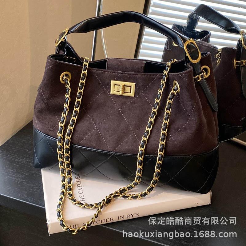 

Ретро текстура контрастный цвет замшевая сумка-ведро женская 2025 новая сумка подмышку универсальная сумка-ведро сумка на плечо коричневый