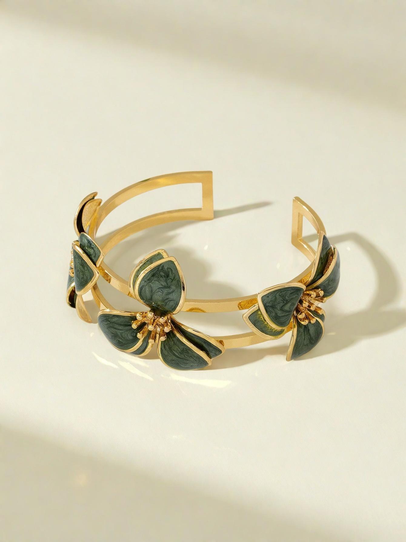 

Retro-style Floral Bracelet with Green Floral Pattern Adjustable Open-ended Design for Women зелений