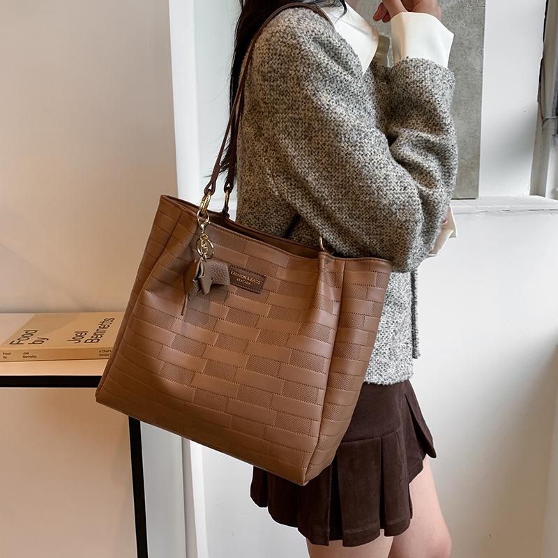 

This year, large-capacity portable tote bags are popular, and women s 2024 new high-end niche commuter shoulder bags are popular. коричневий