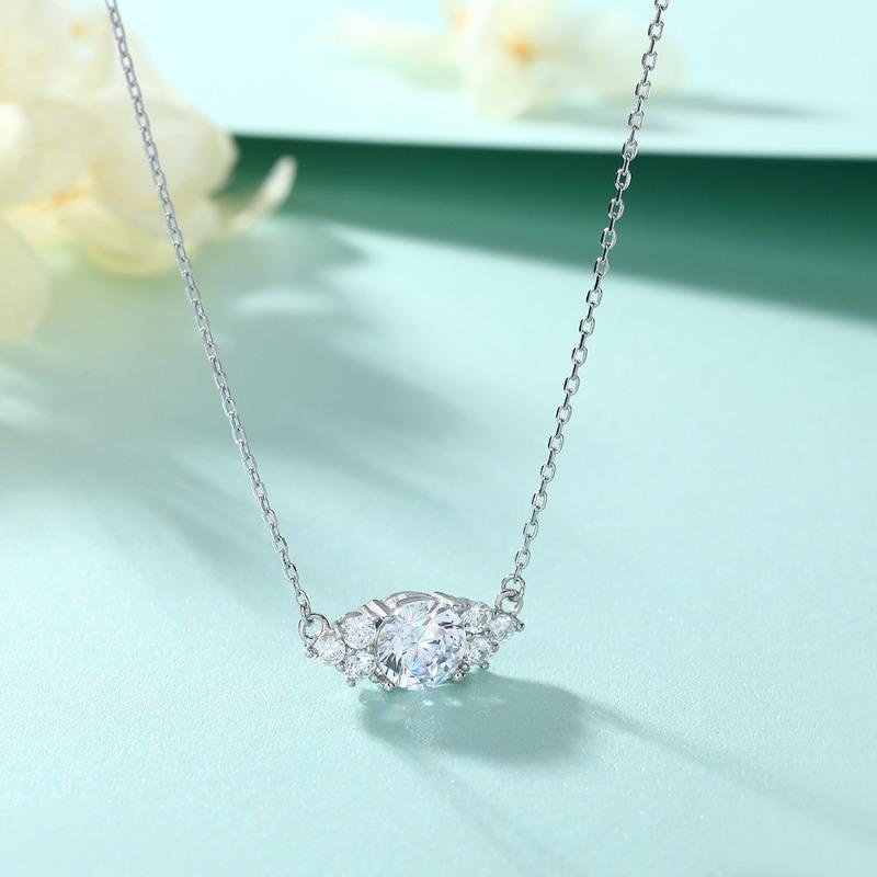 Square rhombus pendant, zircon s925 sterling silver necklace, niche high-end sense, European and American fashion women's collarbone chain.