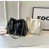 IELGY Niche Design Underarm Bag Simple Casual All-Match Chain Shoulder Messenger Bucket Bag