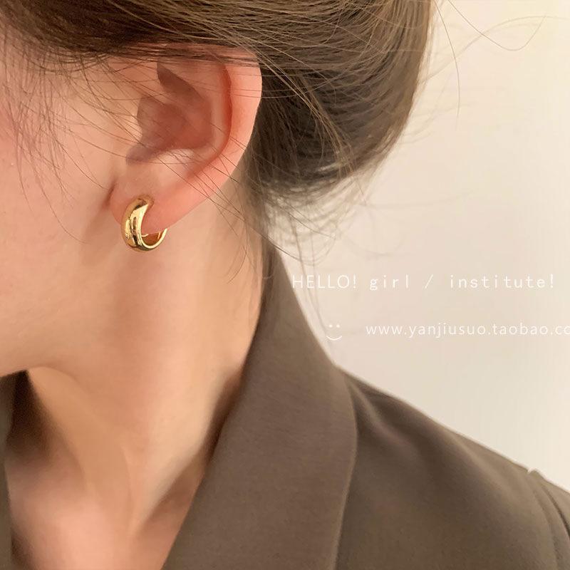 

Простые металлические серьги-клипсы в форме буквы С для женщин - Высококлассный модный темперамент, маленькие серьги-кольца