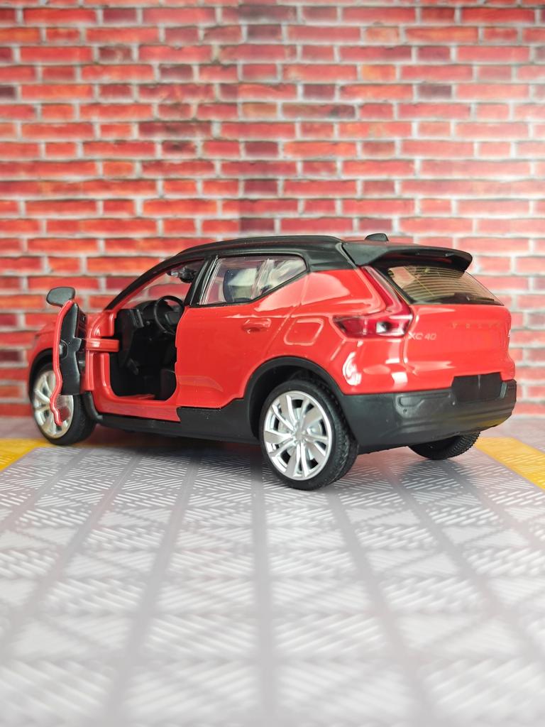 1:32 Volvo XC40 alloy car model ornaments doors on both sides that can be opened has simulated sound and lighting functions