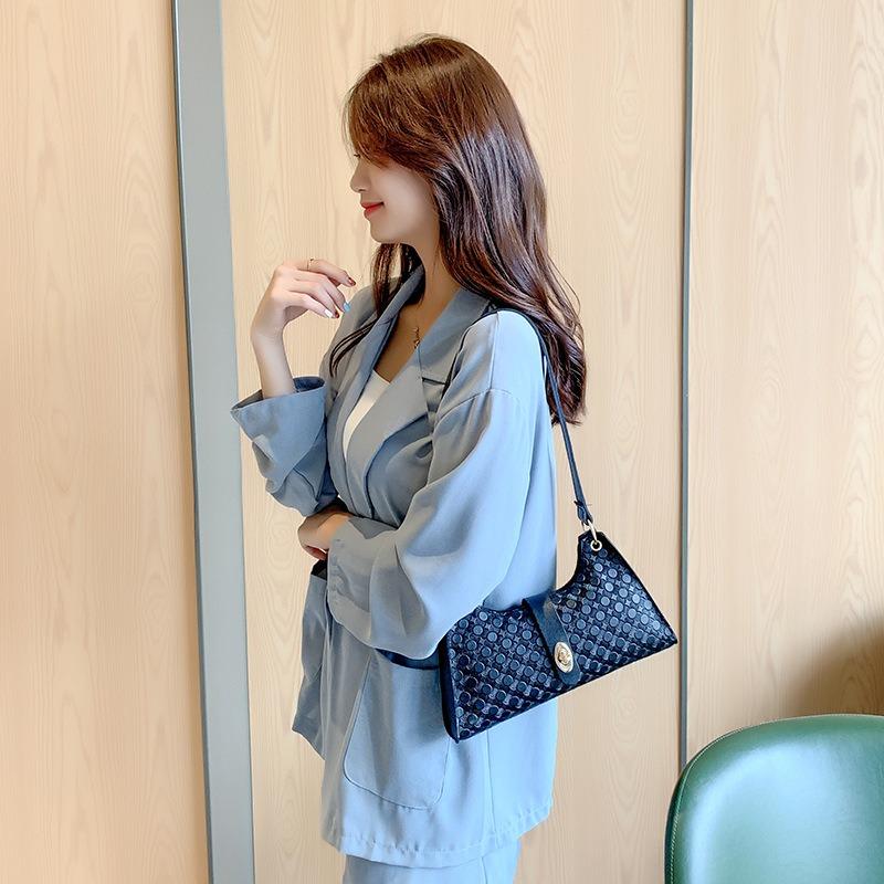 Trendy fashion buckle single shoulder armpit bag personalized versatile mobile phone makeup women's bag