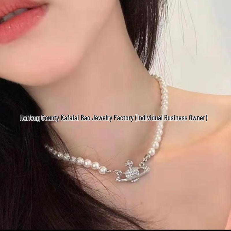 Exquis collier pendentif planète en diamant et perle