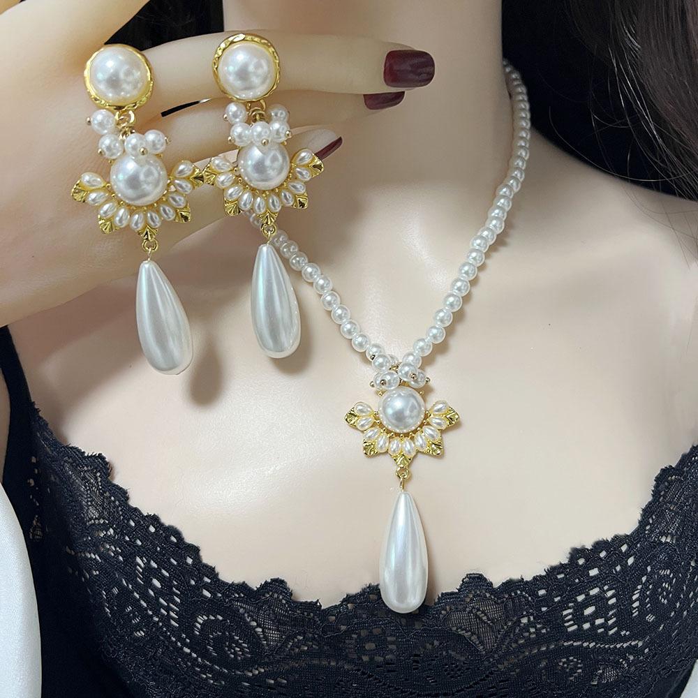 Light Luxury French Niche Retro New Design Imitation Shijia Pearl Necklace Earrings Set Chain