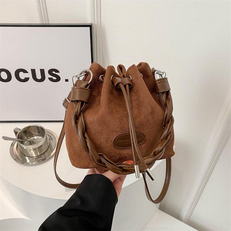 2024 Новая корейская сумка-мешок на кулиске уличная мода полиуретановая сумка-ведро на плечо кофейный 1350₽