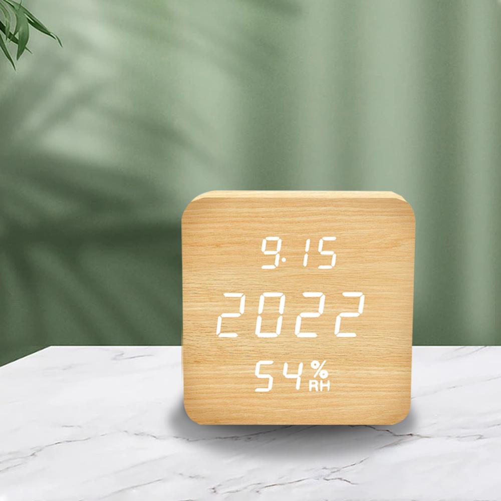 Kleine Holzuhren mit Sprachsteuerung für Schreibtisch, Tisch, Zimmer, Heimdekoration, digitaler, batteriebetriebener Vintage-LED-Wecker aus weißem Holz