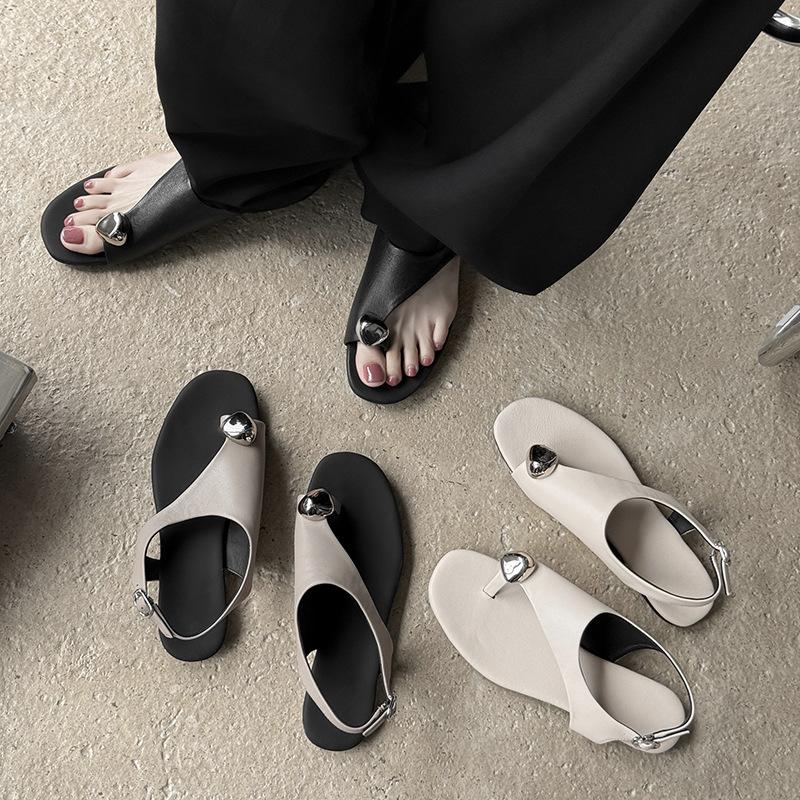 Niche prémiové kovové špičaté ploché chladné pantofle dámské 2025 léto nové ležérní s otevřenou špičkou měkké s přezkou vzadu sandály