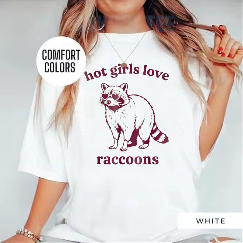 Hot Girls Love Raccoons Tshirt Y2k Womens Fashion Raccoon Lover Saying Tee Wildlife Enthusiasts Camping Outdoor Clothes Gifts