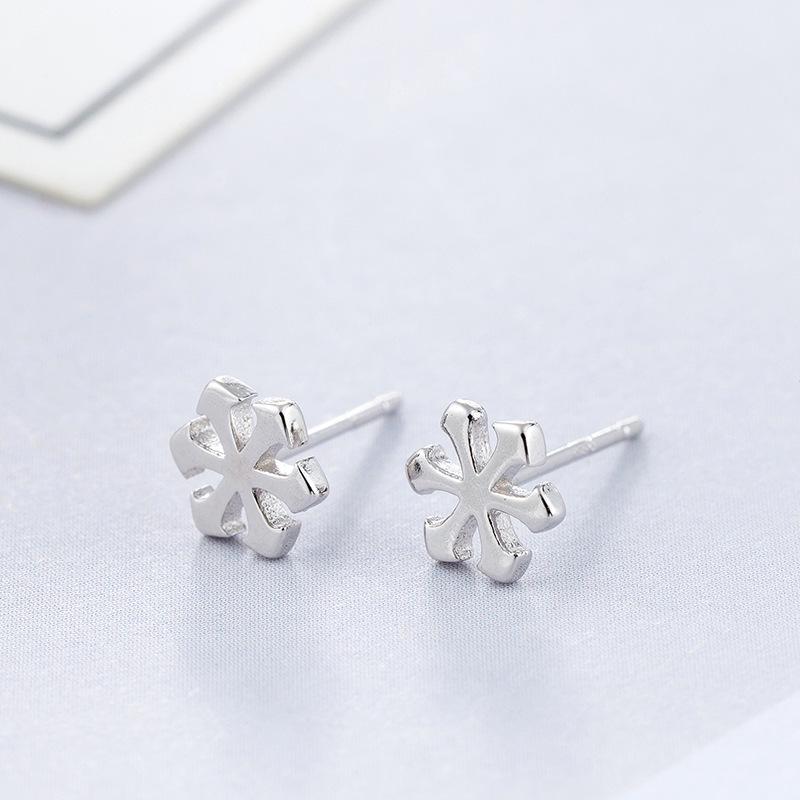 

Chic Snowflake Earrings: Simple Japanese-Korean Style, Small & Exquisite, Perfect for Adding Personality & Elegance; Ideal Christmas Gift for Women.