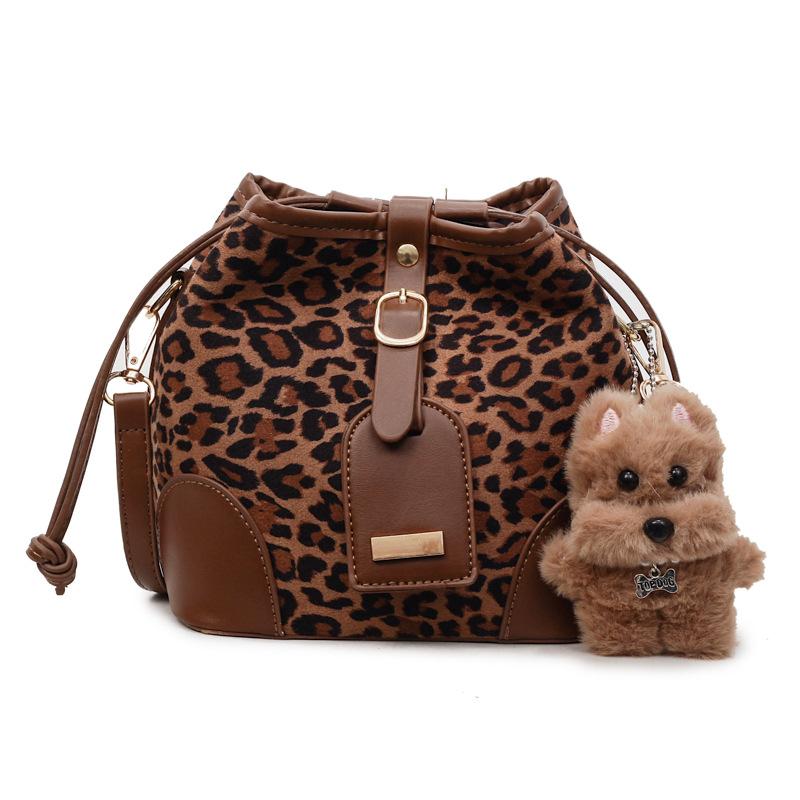 This year, popular small bags are women's ins simple 2025 new fashion leopard print messenger bags, autumn and winter texture bucket bags.