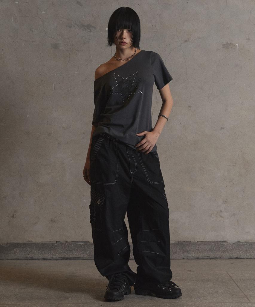 Garter Gallery Kiss Star Off Shoulder T-Shirts_Charcoal