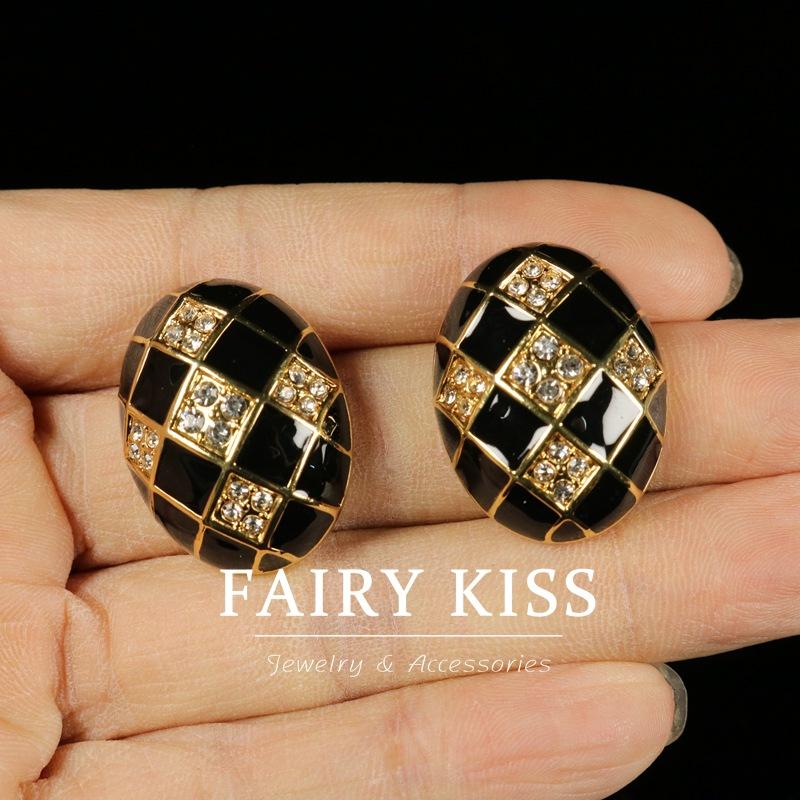 

Комплект эмалевых серег и колье, подобранных по цвету, с бриллиантовым покрытием из настоящего золота, изысканный, универсальный, элегантный. Ожерелье-цепочка, серьги.