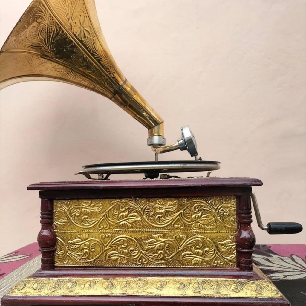 Vintage-Revival: Designer Aufzieh-Grammophon - Ein elegantes Phonograph für die Heim- oder Bürodekoration Messing-Design