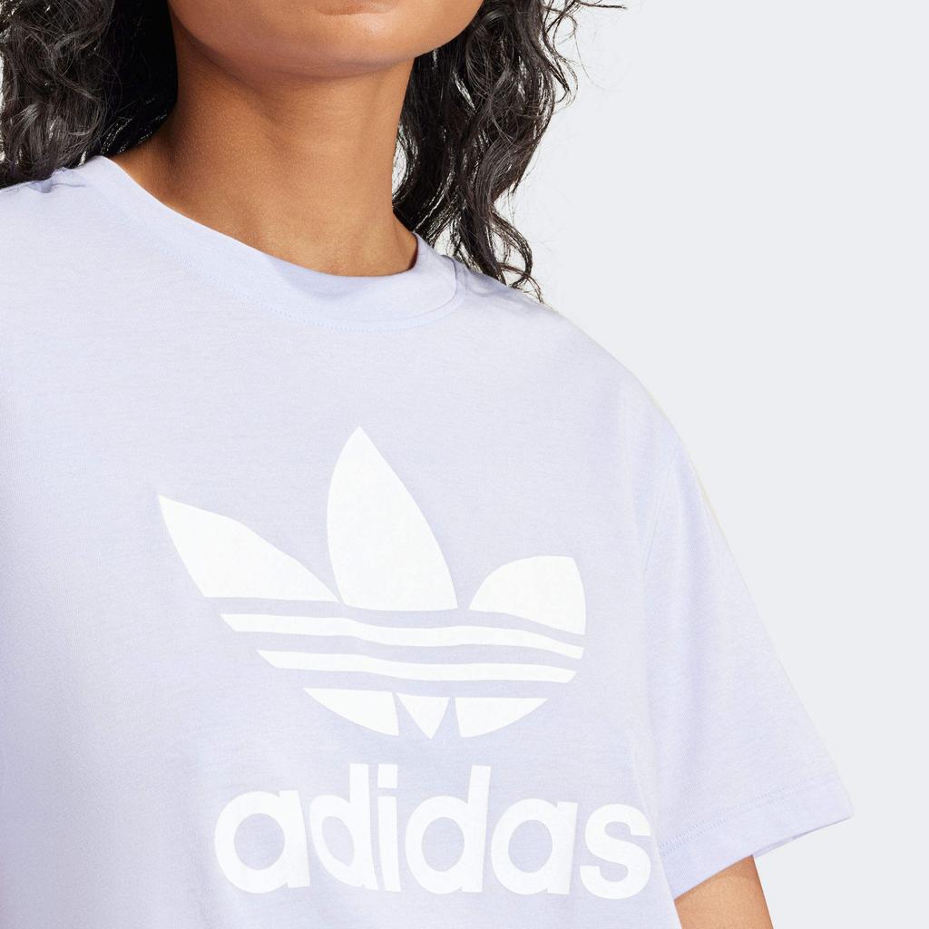 Adidas Koszulka damska z krótkim rękawem i okrągłym dekoltem z nadrukiem logo Originals Adicolor w formie liter fioletowa IN8439