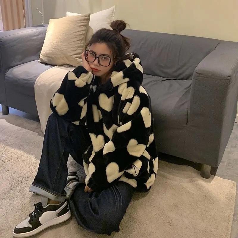 

Женская куртка из искусственного меха кролика осень-зима 2024 новая плюшевая куртка Love женская свободная с капюшоном толстая хлопковая подкладка одежда Tide S чёрный