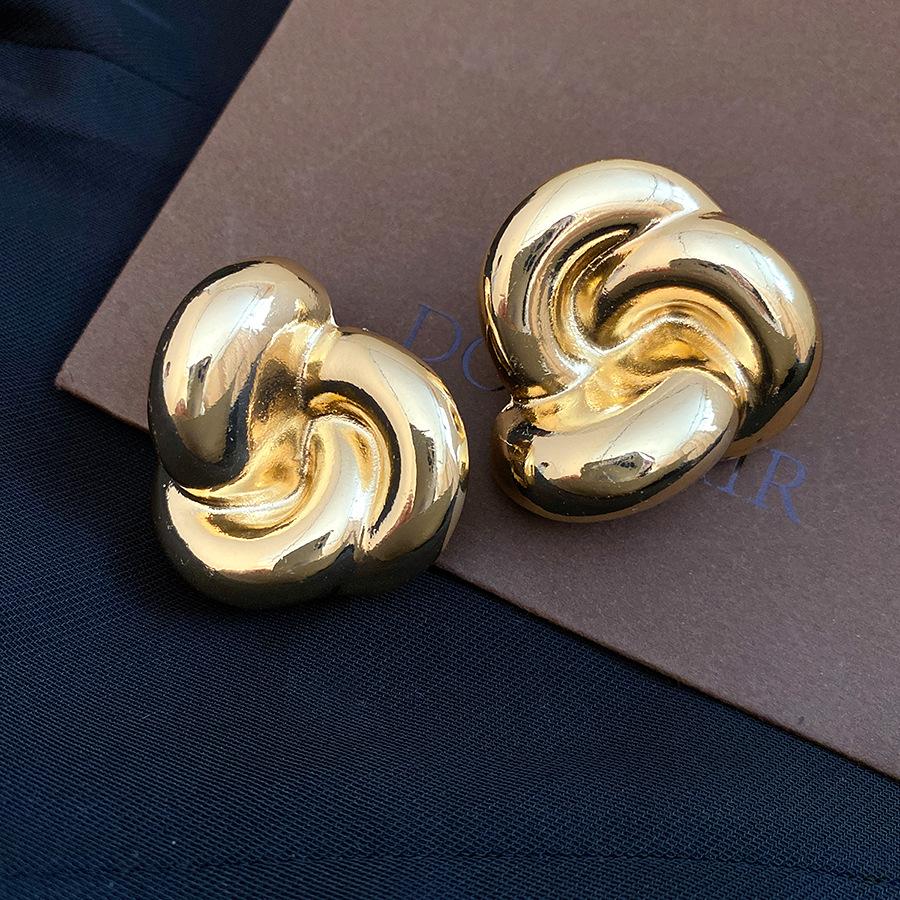 

European and American silver needle round twisted flower stud earrings fashion ins style retro earrings light luxury high-end earrings