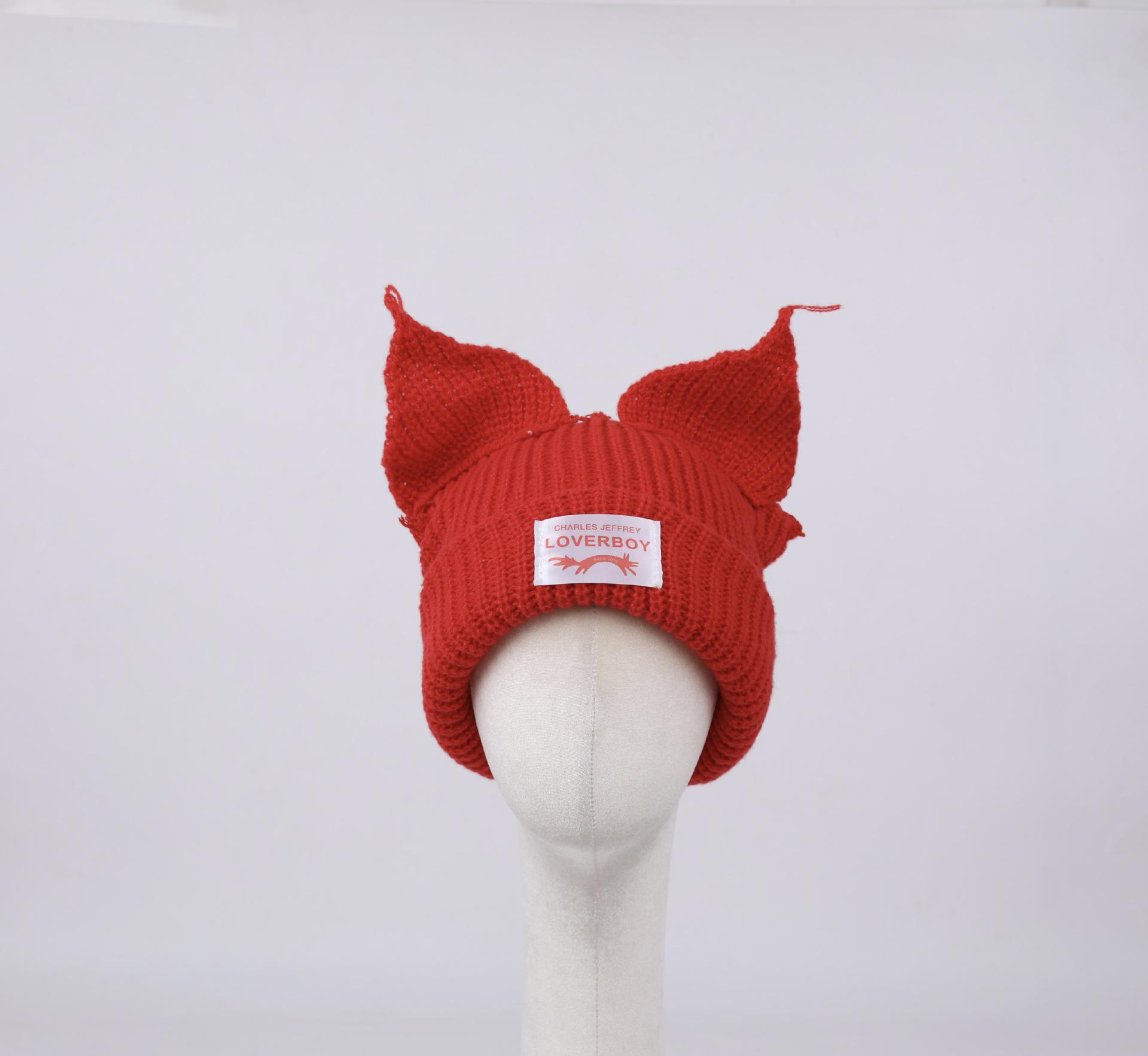 

Мила корейська вовняна шапка з довгими кролячими вушками для жінок – тепла, в’язана з нашивкою з літерами – ідеальна для осені та зими.