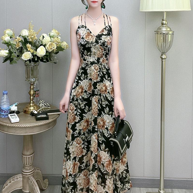 Elegantní květinové šaty na ramínka - Dámský štíhlý letní plážový dovolenkový outfit 2023