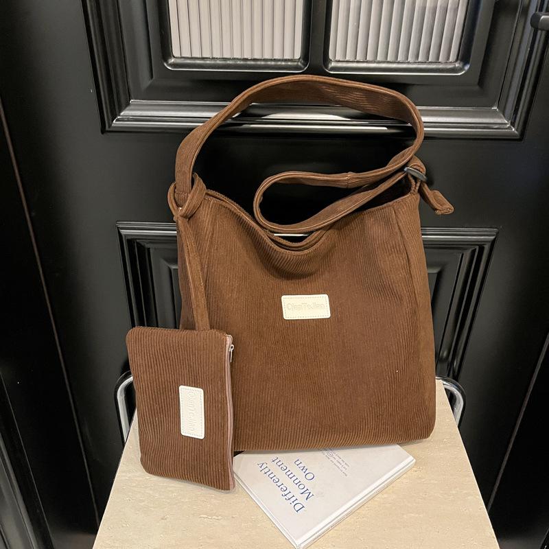 Spring and summer new Korean version solid color large capacity bag 2025 new foreign style casual single shoulder simple solid color velvet cloth bag