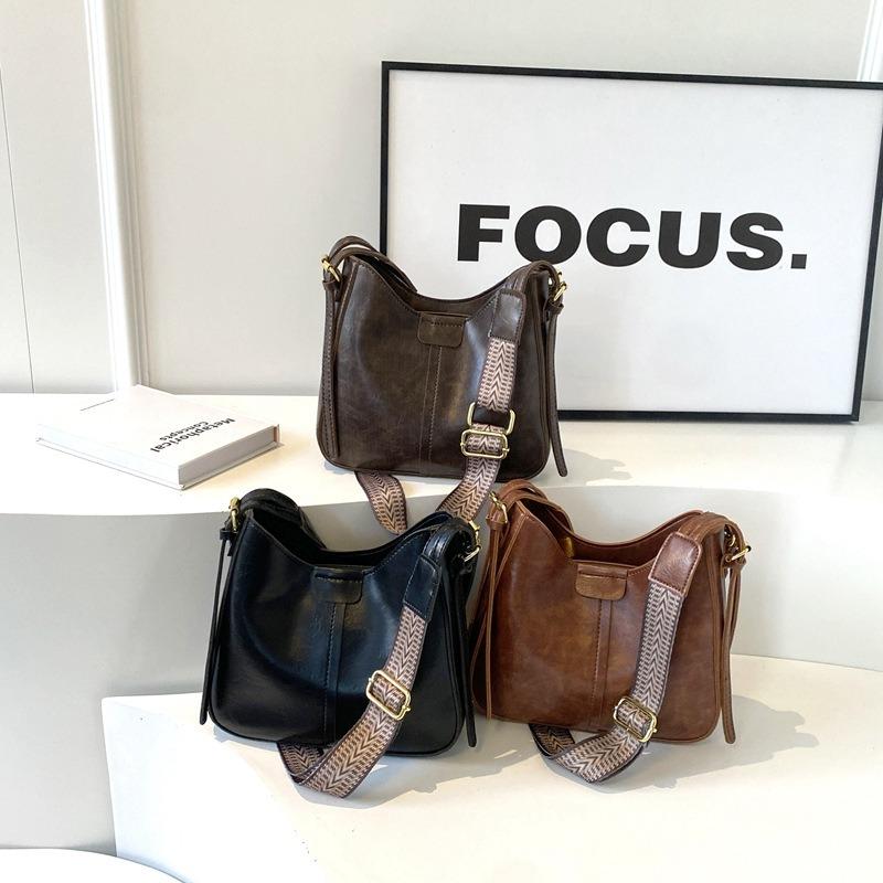 Premium sense retro popular bag women's new autumn and winter fashion texture broadband shoulder messenger bag