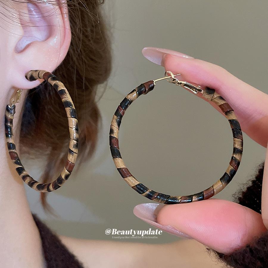 Silver Needle Leopard Print Leather Teardrop Hoop Earrings - Retro High-End Women’s C-Shape.