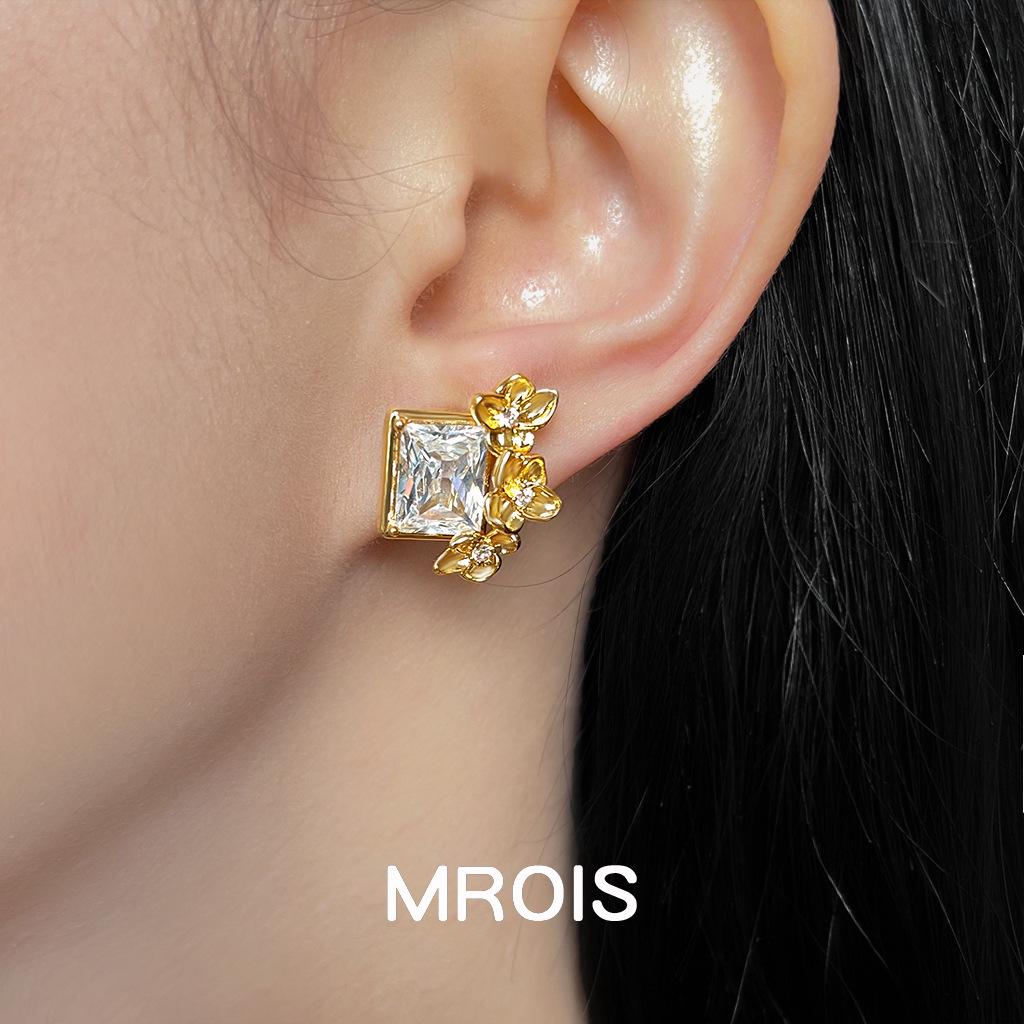Blinking Original 18K Gold Geometric Zircon Flower Stud Earrings – Elegant Floral Cluster Design for Women.