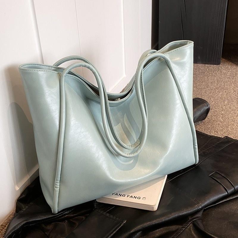 Large Capacity Minimalist White Tote Bag Stylish Commuter Shoulder Bag For Everyday Use