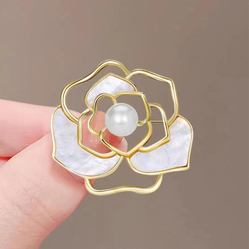 Elegante Schmetterlingsbrosche mit Perle – Damen-Modeschmuck-Anstecknadel von hoher Qualität