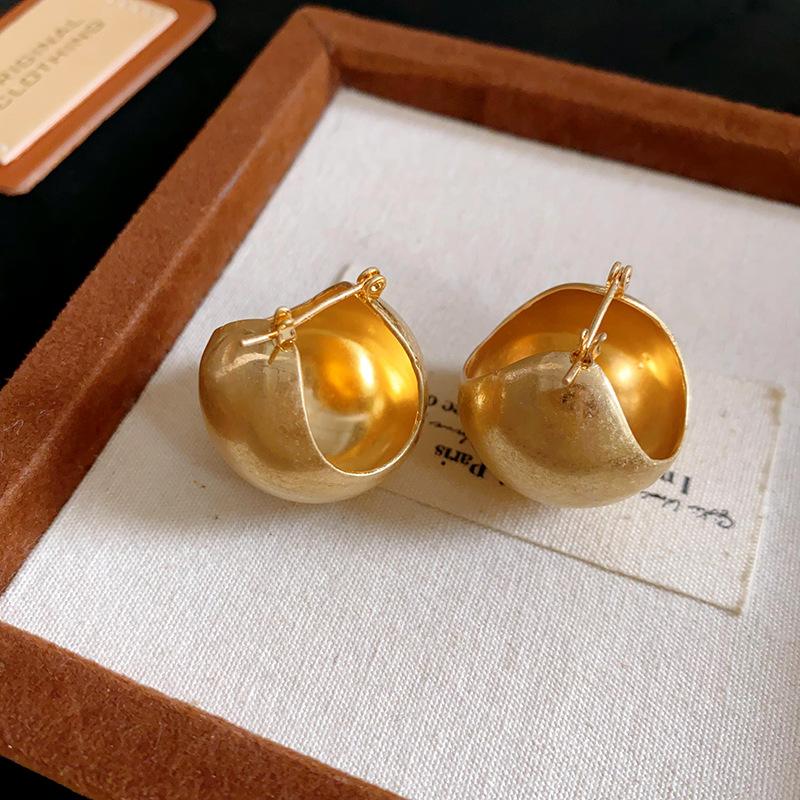 

European and American simple geometric ear buckles, high-end personalized ins earrings, fashionable and versatile new earrings, women