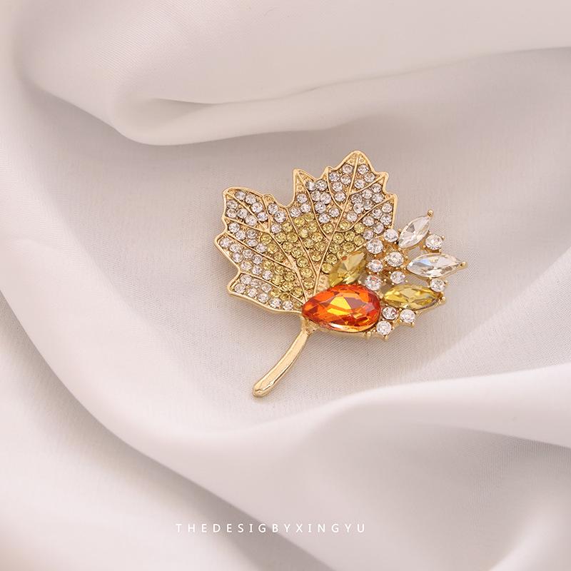 

Изысканная роскошная женская брошь-булавка в виде красного кленового листа: Приветственный аксессуар высокого класса