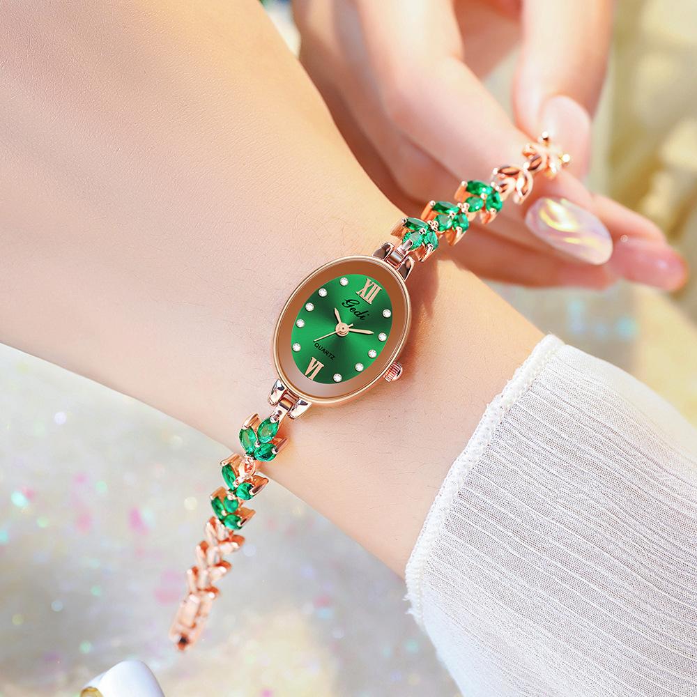 Nischen-High-End-Uhr Luxuriöse ovale Quarz-Uhr Schmuck Vierblättriges Kleeblatt Mittelalterliches Armbanduhr