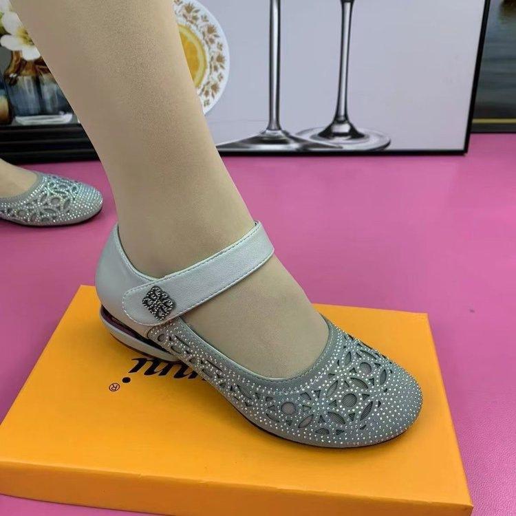 

Дышащие одинарные туфли из полой сетки, мягкая подошва, мягкая поверхность, летние новые женские сандалии на липучке с отверстиями, обувь для мам 40