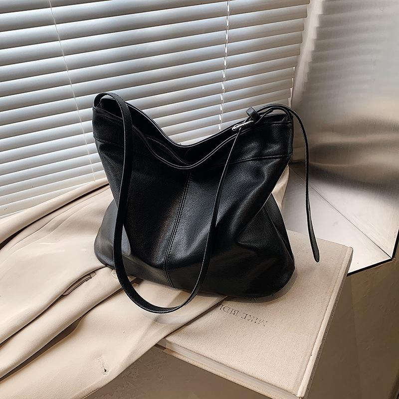 Simple and large-capacity commuter tote bag women's new autumn and winter retro Maillard shoulder messenger bag