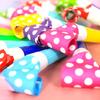 YFFSFDC Silbato de animación colorido para fiestas, juguetes para eventos, juguetes para fiestas de cumpleaños, juego de 50 accesorios para niños (Patrón aleatorio)