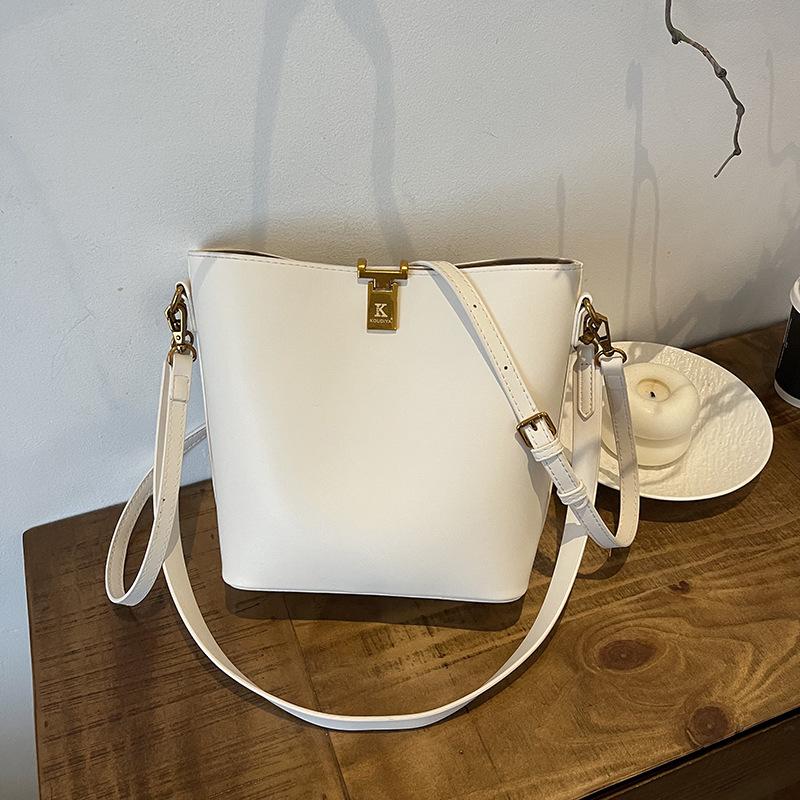 

Высококлассная модная сумка-ведро женская зимняя новая повседневная сумка на плечо нишевая женская сумка белый