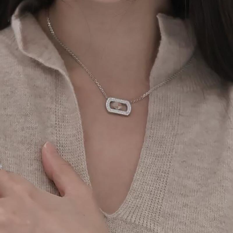 Elegant Women's Large Diamond Pendant Necklace: Light Luxury, Versatile, High-End Fashion.