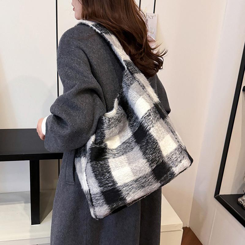 Woolen bag women's large capacity 2025 new versatile casual shoulder messenger bag class commuter tote bag