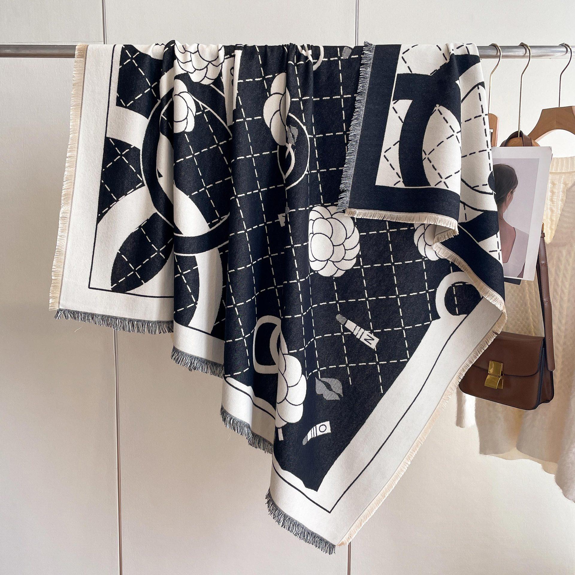 

Модный женский утолщенный теплый платок из искусственного кашемира, простой атмосферный шарф с помпонами. 130*130cm чёрный