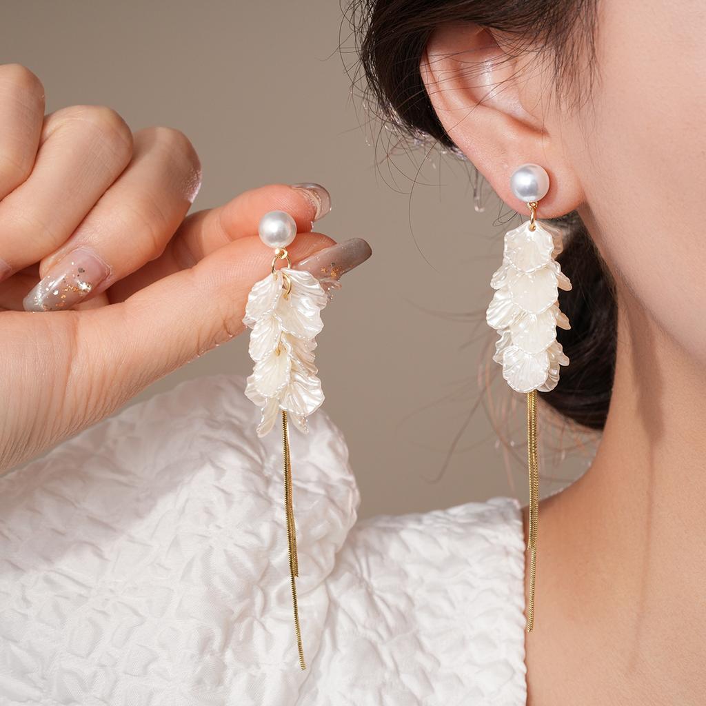 White Petal Flower Drop Earrings for Women Elegant Temperament Simulated Pearl Tassel Earrings Wedding Romantic Jewelry Gifts