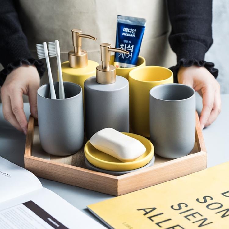 4 Pezzi Dispenser Sapone Bottiglia Detersivo Bagno Porta Spazzolino Tazza Set Scaffale Lozione