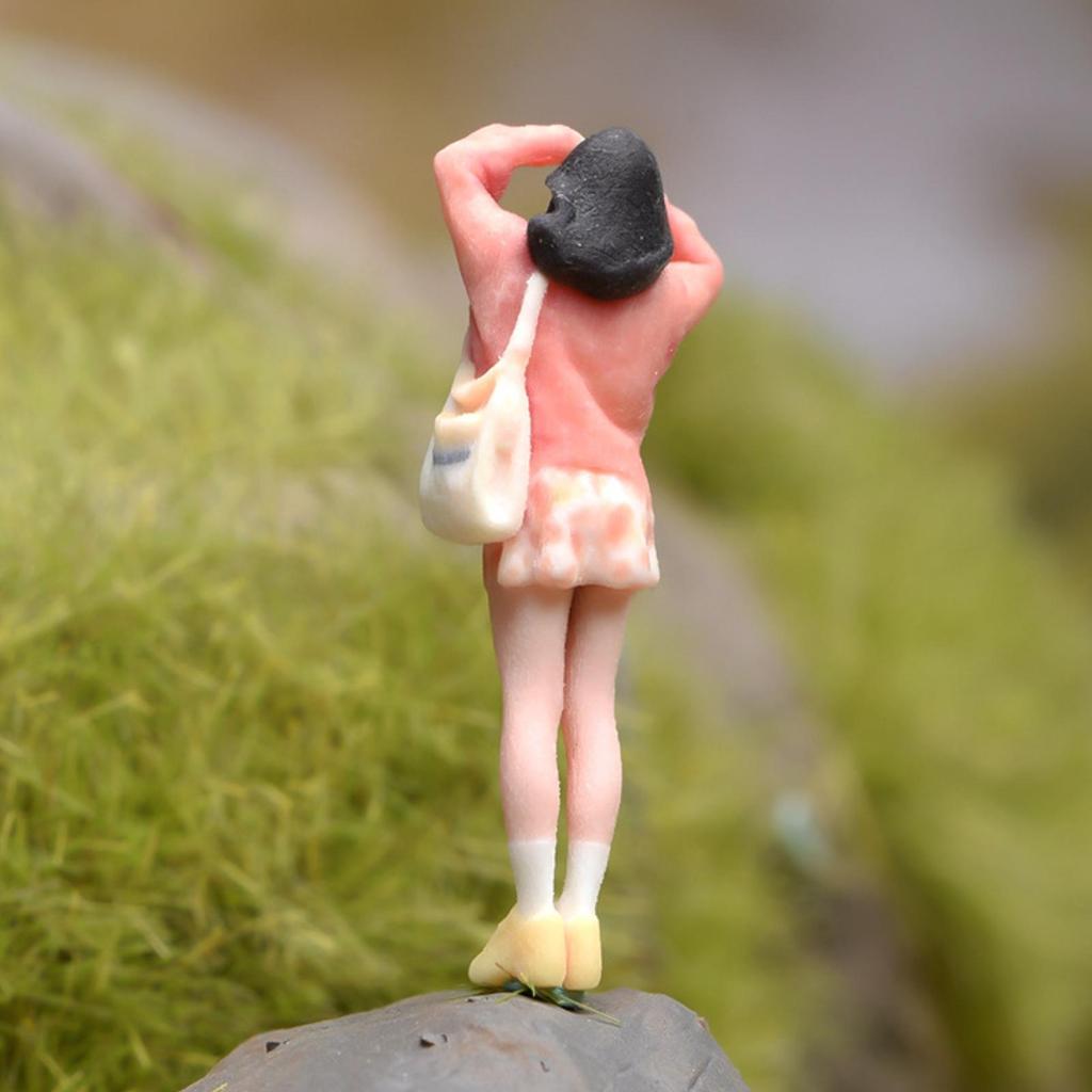 1:64 Scale Girl Figure Raised Arms Diorama Handmade Style Female Figurine for Scene Display,