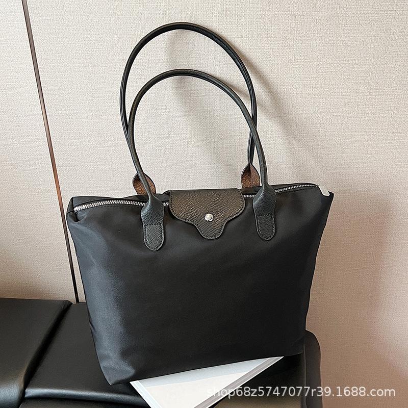 Casual hand-held large-capacity bag women's 2025 spring/summer new simple lightweight shoulder bag for commuting to work