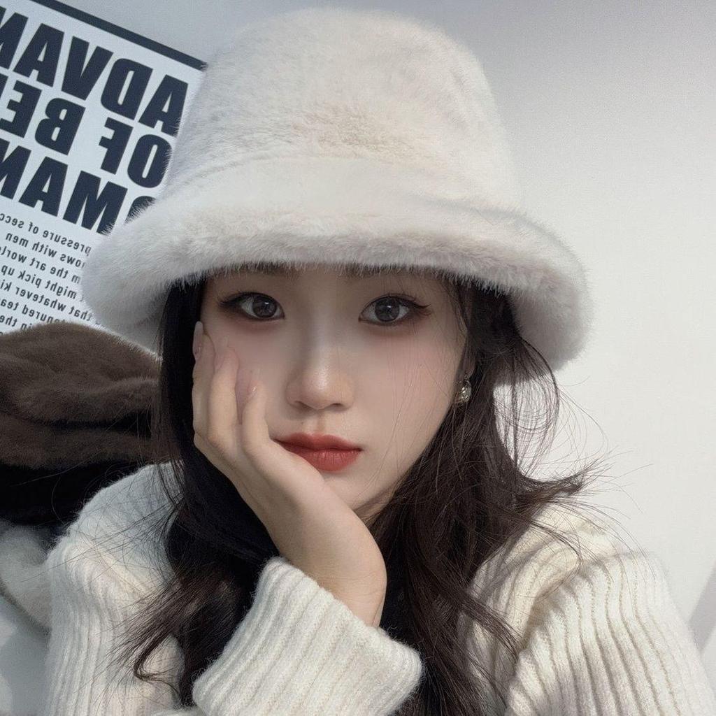 Women's Plush Fisherman Hat: Warm Velvet, Large Head, Fluffy, Versatile for Autumn and Winter.