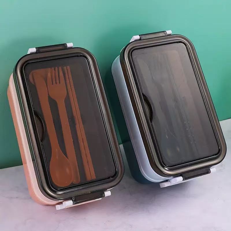 Dwupoziomowy lunchbox z przegródkami Zawiera widelec/łyżkę Łatwy do czyszczenia Wygodny w użyciu