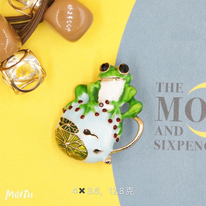Creative Enamel Female Suit Frog Animal Pin Brooch Fashion Woman School Bag Brooches Accessories
