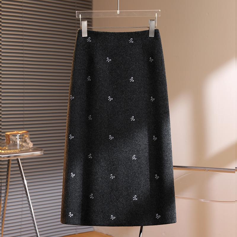 

Elegant Women s Wool A-Line Skirt with Bow Knot Embroidery (Winter 2025) Medium чорний колір сірий