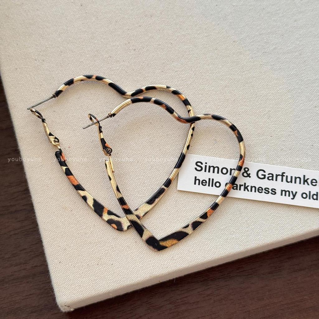 Spicy Girl Retro Leopard Print Heart Earrings: High-End, Light Luxury Studs with Niche Design