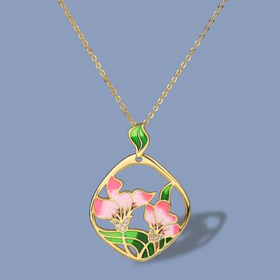 Klassische Halskette für Frauen, rosa Blumen, elegante Halskette mit Anhänger, rosa Epoxid-Emaille, Damenschmuck, elegante Pulloverkette
